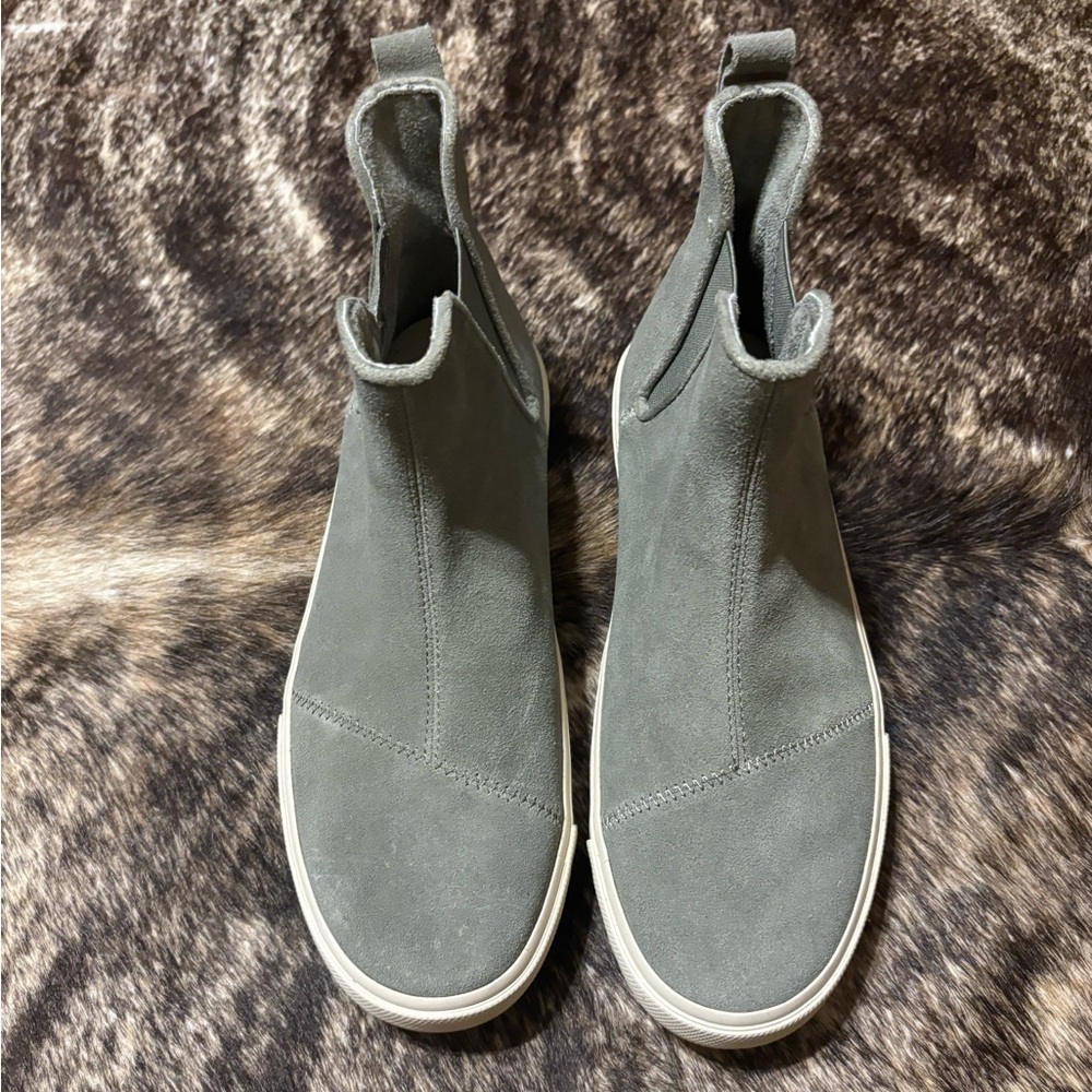 TOMS NWOT Slip-On Chelsea Sneakers in Sage Green
